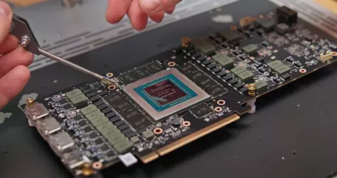 Увеличение объема VRAM до 48 ГБ на RTX 4090 оказалось проще, чем ожидалось, благодаря кастомной плате, использованной GDDR6X и утекшему BIOS от Nvidia.