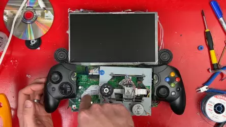 YouТубер создал портативное чудовище Xbox с помощью ручной пилы, горячего клея и восьми дисководов: Это работает. Оно действительно работает!
